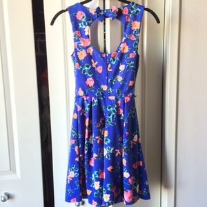 ❤️❤️Open Back Floral Fit n Flare Dress w Bow Back